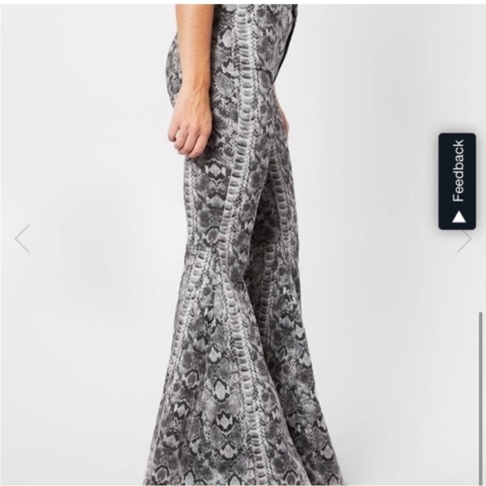 FREE PEOPLE Snake Print High Rise Wide Leg Jeans Size 32 NWT - Picture 4 of 12